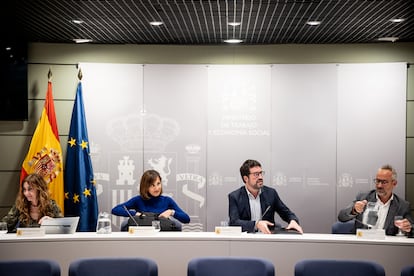 El secretario de Estado de Trabajo, Joaquín Pérez Rey (centro), junto a Nieves González, directora General de Trabajo; y Carlos Arranz, director del Instituto Nacional de Seguridad y Salud en el Trabajo. En una foto del Ministerio de Trabajo.