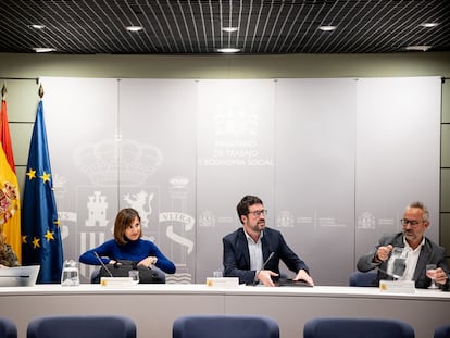 El secretario de Estado de Trabajo, Joaquín Pérez Rey (centro), junto a Nieves González, directora General de Trabajo; y Carlos Arranz, director del Instituto Nacional de Seguridad y Salud en el Trabajo. En una foto del Ministerio de Trabajo.