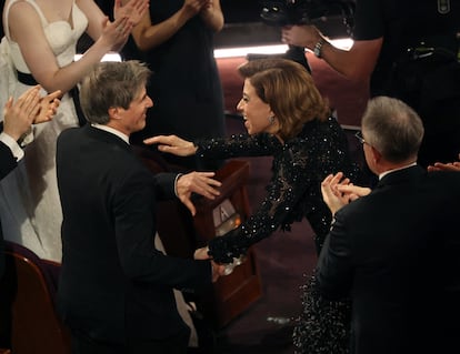 Fernanda Torres abraza a Walter Salles tras el anuncio de 'Ainda estoy aqui' como ganadora a mejor pelcula extranjera. 