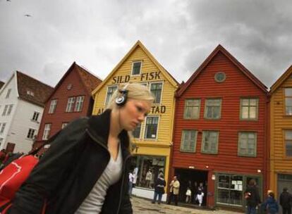 Los coloridos edificios de Bryggen, el barrio histórico del muelle de Bergen (Noruega), alojan en la actualidad restaurantes y tiendas.