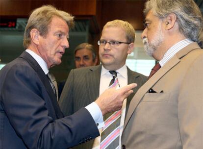 Bernard Kouchner, a la izquierda, charla con el ministro portugués de Exteriores, Luis Amado, a la derecha, y el de Estonia, Urmas Paet, hoy en Bruselas.