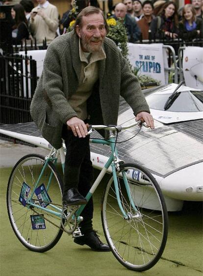 El actor británico Pete Postlethwaite ha llegado hoy en bicicleta al estreno mundial, en Londres, de la última película en la que ha trabajado, &#39;The age of stupid&#39;. La película trata sobre el planeta del futuro, devastado por el cambio climático. El estreno ha sido definido como el primero &#39;amigable&#39; con el Medio Ambiente. Los invitados han llegado en bicicleta, en coches solares o en calesas.