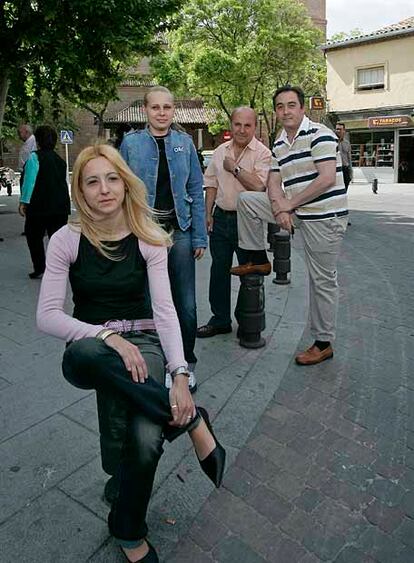 En primer término, Natalia Ruiz. Detrás, Anca Brici, Jesús Muñoz y Enrique Abanades, en la plaza de España.