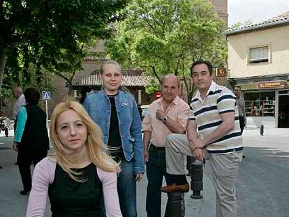 En primer término, Natalia Ruiz. Detrás, Anca Brici, Jesús Muñoz y Enrique Abanades, en la plaza de España.