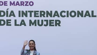 Claudia Sheinbaum saluda durante un evento del Día de la Mujer, el 8 de marzo de 2023.