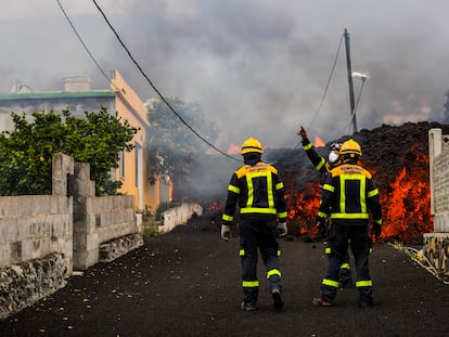 Uma casa queima ao ser alcançada pela lava do vulcão em Los Llanos de Aridane, nesta segunda-feira. Em vídeo, imagens da retirada de moradores na noite de domingo.