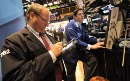 Media hora después del inicio de la sesión, el índice Dow Jones de Industriales sumaba 61,71 puntos para colocarse en las 15.197,55 unidades. EFE/Archivo