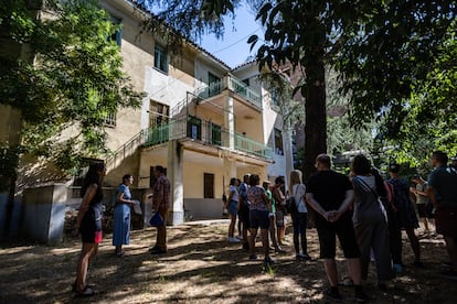 Visitantes en el jardín de Velintonia, la casa de Vicente Aleixandre, este viernes. 