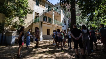 Visitantes en el jardín de Velintonia, la casa de Vicente Aleixandre, este viernes.