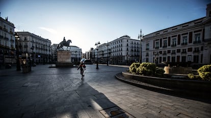 Un hombre cruza la Puerta del Sol de Madrid el pasado 5 de abril, durante el estado de alarma.