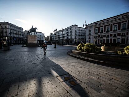 Un hombre cruza la Puerta del Sol de Madrid el pasado 5 de abril, durante el estado de alarma.