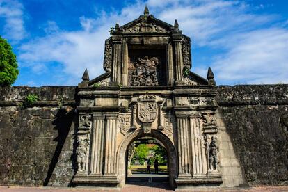 En Filipinas se hablan más de 165 idiomas, pero casi todo el mundo habla inglés, uno de los dos idiomas oficiales junto al tagalo o filipino, fácil de pronunciar y con sonidos familiares para un hispanohablante. Los españoles encontraremos muchas palabras reconocibles, fruto de los tres siglos de presencia hispana en el archipiélago, también visibles en Intramuros, el barrio colonial de Manila (en la foto, el fuerte Santiago). Por ejemplo, banyo es baño, asukal es azúcar y cerveza es cerveza.