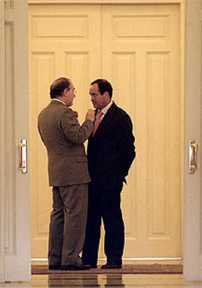 Pedro Solbes conversa con José Bono en el palacio de la Moncloa.