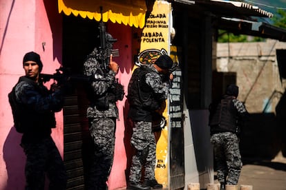 Policiais fluminenses participam de uma operação na favela do Jacarezinho, em território dominado pela facção Comando Vermelho, em 6 de maio.