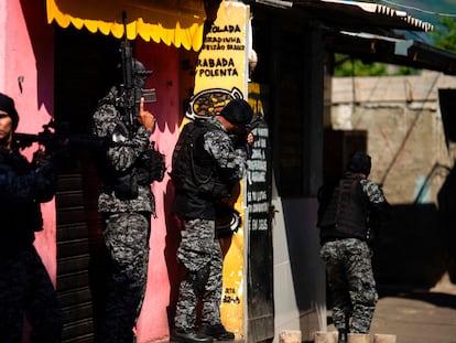 Policías de Río de Janeiro participan en una operación en la favela de Jacarezinho, en territorio dominado por el grupo narcotraficante Comando Vermelho, el pasado 6 de mayo.