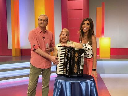 Ramón Garcia y Gloria Santoro (a la derecha), presentadores de 'En compañía', junto a la artista María Jesús y su acordeón en uno de los programas en Julio de 2021.