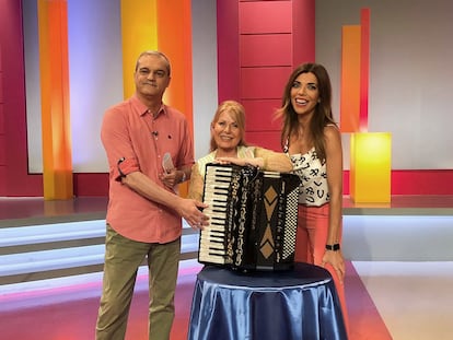 Ramón Garcia y Gloria Santoro (a la derecha), presentadores de 'En compañía', junto a la artista María Jesús y su acordeón en uno de los programas en Julio de 2021.
