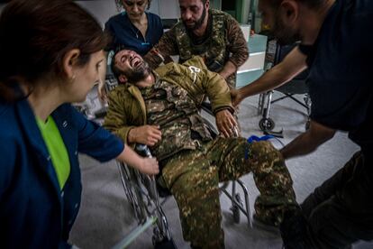 Un soldado armenio llega al hospital de Stepanakert tras resultar herido en el frente, el pasado viernes.