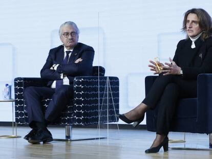 El consejero delegado de Endesa, José Bogas, y la ministra para la Transición Ecológica y el Reto Demográfico, Teresa Ribera, en un acto para inversores en enero.