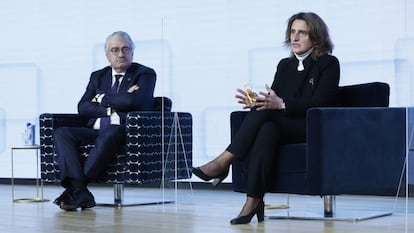 El consejero delegado de Endesa, José Bogas, y la ministra para la Transición Ecológica y el Reto Demográfico, Teresa Ribera, en un acto para inversores en enero.