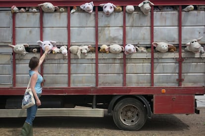 Decenas de peluches forman parte de la escultura 'Las sirenas de los corderos', expuesta durante el festival de Glastonbury, 26 de junio de 2014.