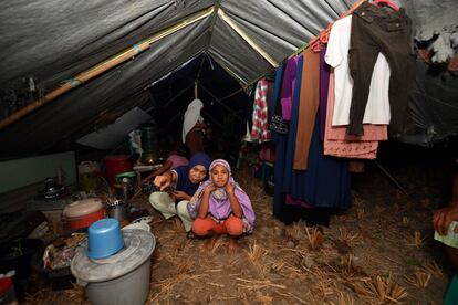 Los residentes desplazados permanecen en una carpa temporal en Pemenang.