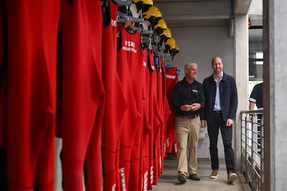 El príncipe Guillermo en su visita al puerto de Simon's Town para reunirse con voluntarios del Instituto Nacional de Salvamento Marítimo (NSRI) y conocer su labor de salvamento, el 7 de noviembre de 2024 en Ciudad del Cabo, Sudáfrica.