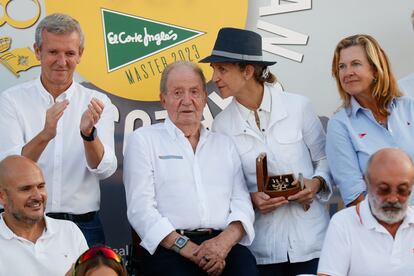 Juan Carlos I y la infanta Elena, este sábado en la ceremonia de entrega de trofeos en Sanxenxo.