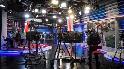 Un camarógrafo y periodistas trabajan en Crónica Televisión, el 15 de abril de 2020, en Buenos Aires (Argentina).