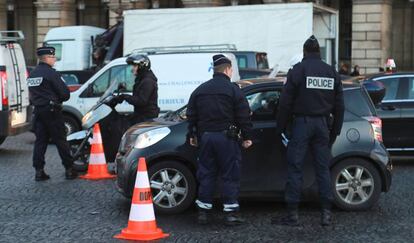 Polic&iacute;as franceses, en un control de una operaci&oacute;n anti-contaminaci&oacute;n este martes, en Par&iacute;s.