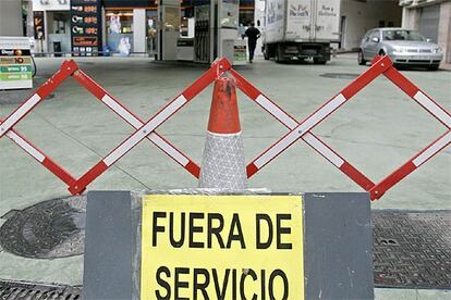 Una estación de servicio en Madrid, cerrada por la huelga.