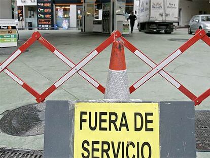 Una estación de servicio en Madrid, cerrada por la huelga.