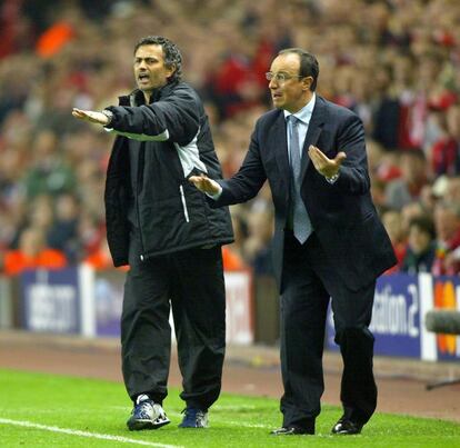 Mourinho y Rafa Benítez dan instrucciones a sus equipos durante un partido en mayo de 2005. El Liverpool ganó 1-0 al Chelsea.