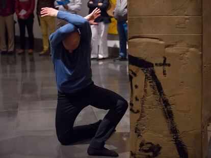 Cesc Gelabert baila junto a una pieza de Tàpies.