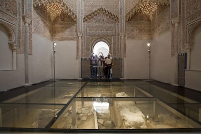 Visitantes en el recin restaurado palacio de la Madraza de Granada.