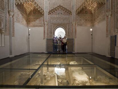 Visitantes en el recién restaurado palacio de la Madraza de Granada.