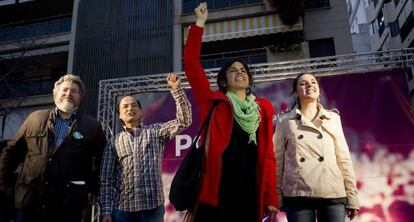 Teresa Rodríguez, con Juan López de Uralde (Equo), a la izquierda.