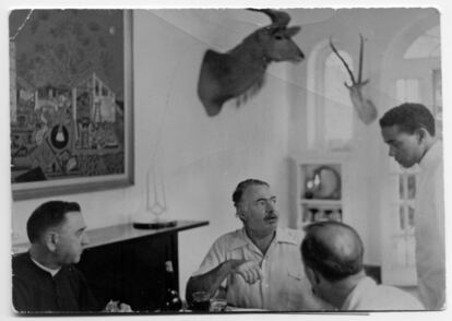 Hemingway con unos amigos en el comerdor de Finca Vigía presidido por 'La masía'.