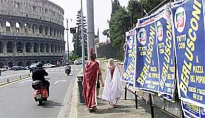 Carteles electorales del candidato de la derecha, Silvio Berlusconi, junto al Coliseo de Roma.