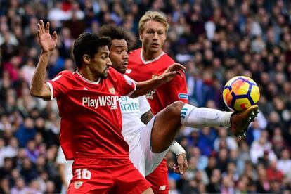 El defensa brasileño del Real Madrid Marcelo (c) es presionado por Jesus Navas (izquierda) y Simon Kjaer.