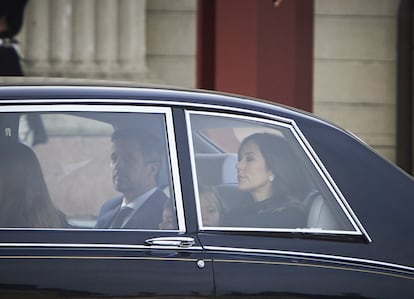 Federico y Mary, príncipes herederos, con sus hijos menores camino de la capilla ardiente.