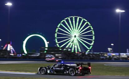 Fernando Alonso conduce su Cadillac DPi durante las 24 horas de Daytona 2019.