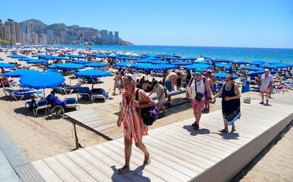 Bañistas en la playa de Levante de Benidorm, esta pasada semana.