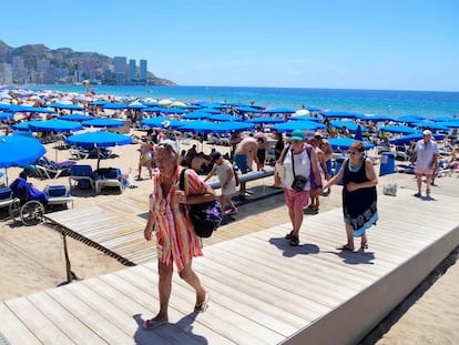 Bañistas en la playa de Levante de Benidorm, esta pasada semana.