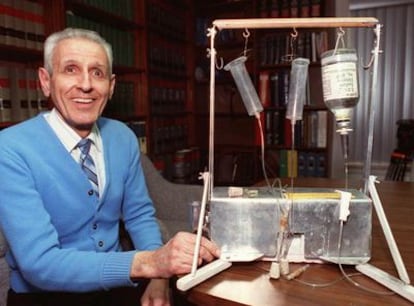 Jack Kevorkian ante su "máquina del suicidio" para enfermos terminales.