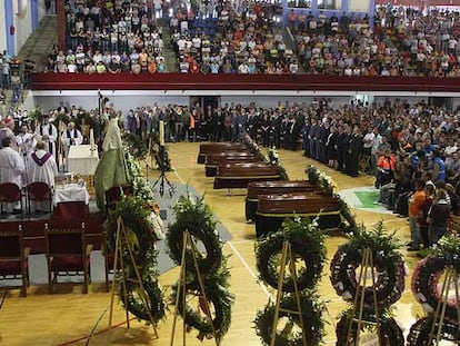 El polideportivo municipal de Écija acogió ayer el sepelio de cinco de las víctimas del incendio del domingo.