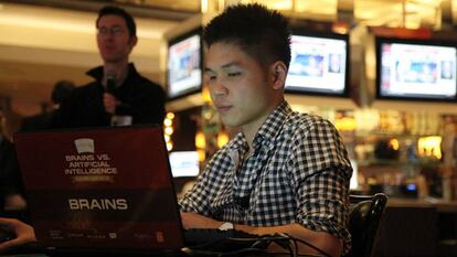 El jugador de póker profesional Dong Kim se enfrenta a través de la pantalla a Libratus, la inteligencia artificial que resultó victoriosa en el reto Brains vs. AI.