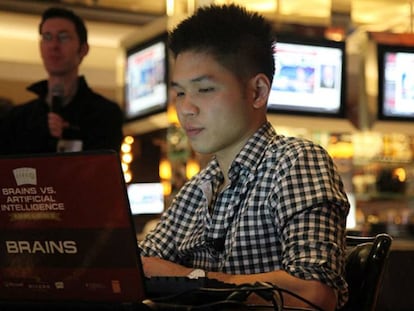 El jugador de póker profesional Dong Kim se enfrenta a través de la pantalla a Libratus, la inteligencia artificial que resultó victoriosa en el reto Brains vs. AI.