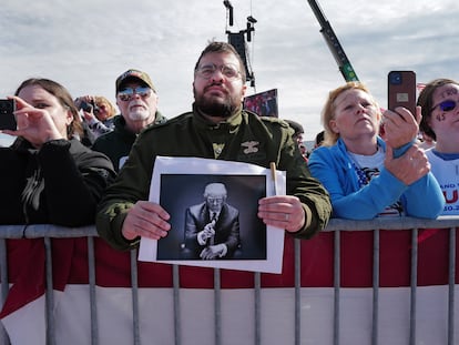 Simpatizantes de Donald Trump asisten a un mitin en el Aeropuerto Internacional de Dayton el 16 de marzo de 2024 en Vandalia, Ohio.