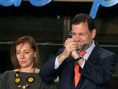 Rajoy y su esposa, Elvira Fernández, en el balcón de la sede del PP la noche de las elecciones, tras conocerse la victoria socialista.
Foto: Gorka Lejarcegi